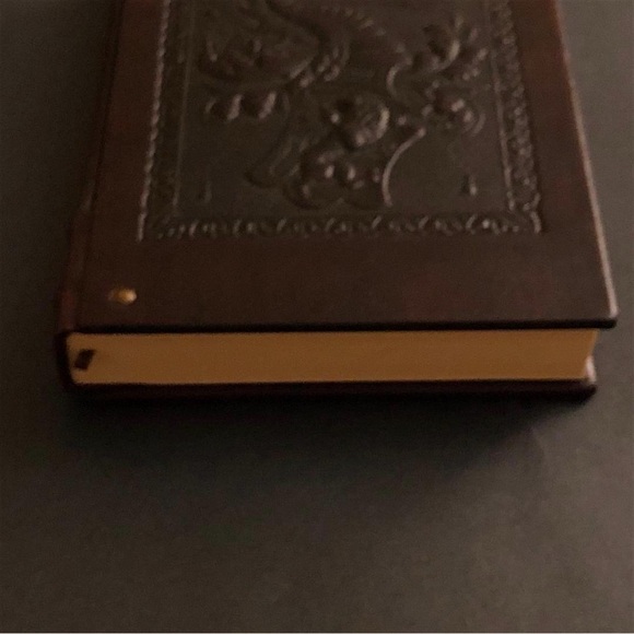 FIORENTINA Classic Leather Journal With Embossed Cover   7 x 10 in.  NWOT - Picture 4 of 5